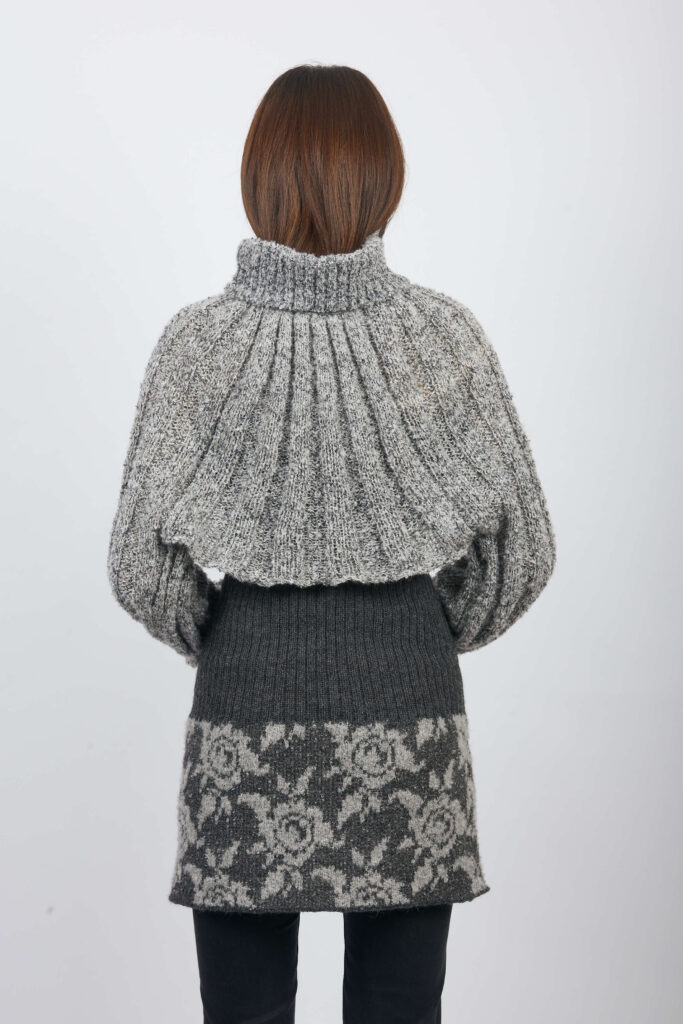 Cape with sleeves - Image 4